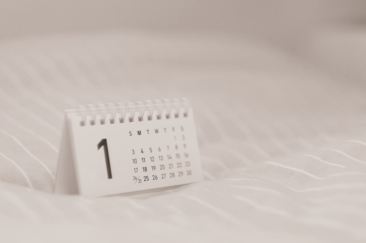 Pequeno calendário de mesa sobre um tecido claro