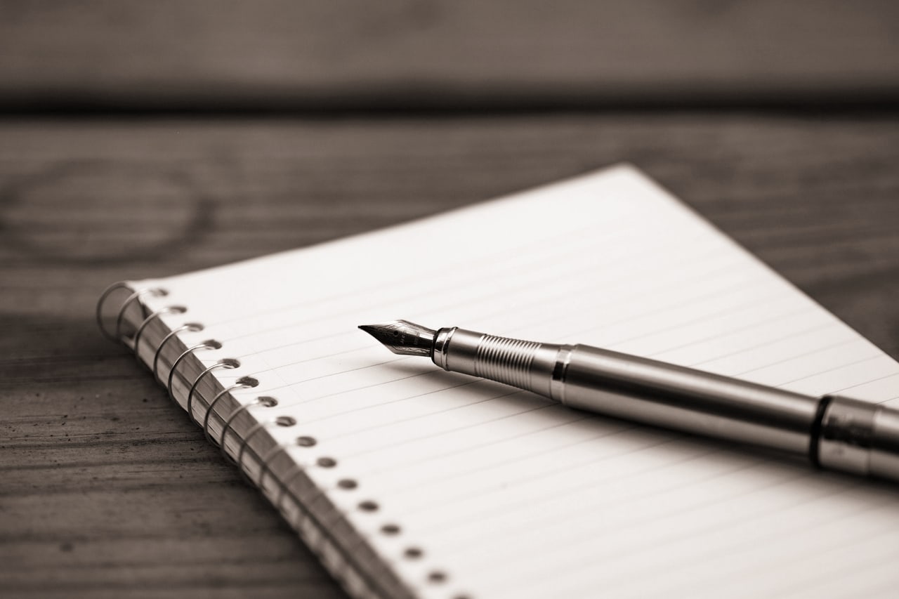 Caneta-tinteiro sobre um caderno em branco