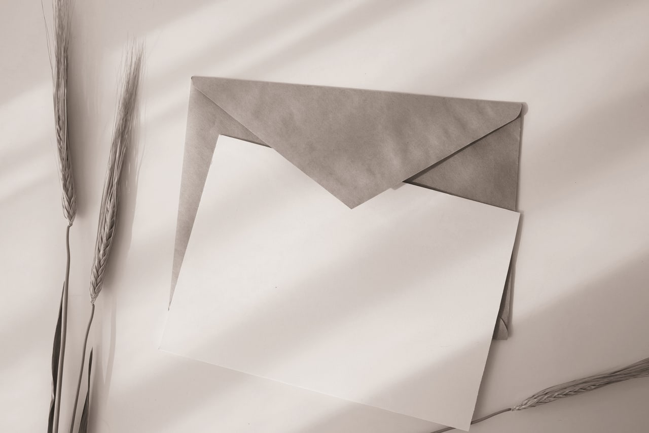 Envelope pardo aberto com um cartão em branco