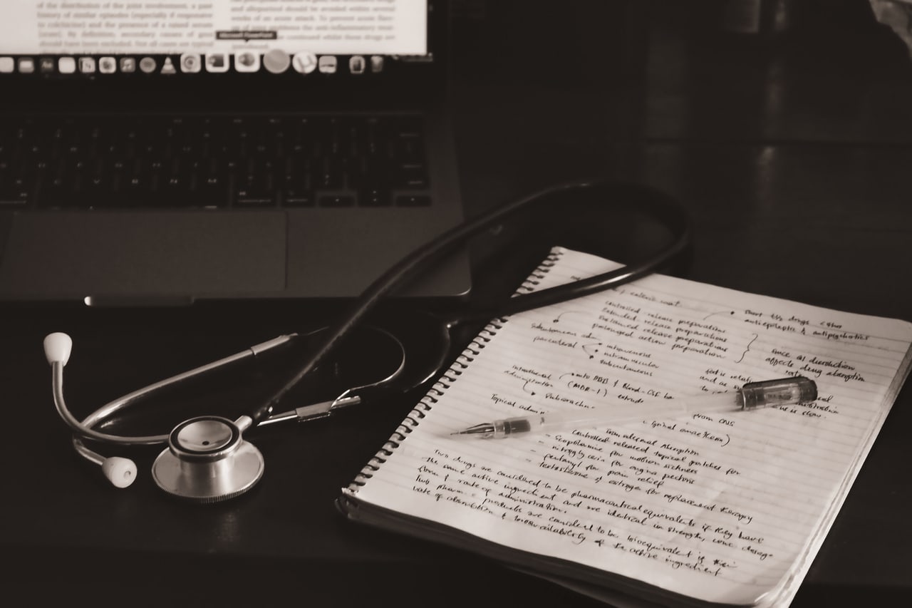 Estetoscópio sobre um formulário médico preenchido