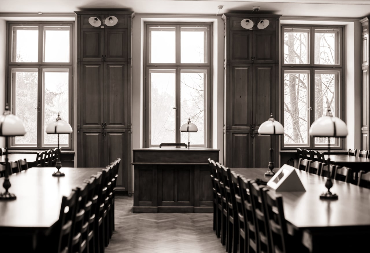Sala com mesas e cadeiras de madeira