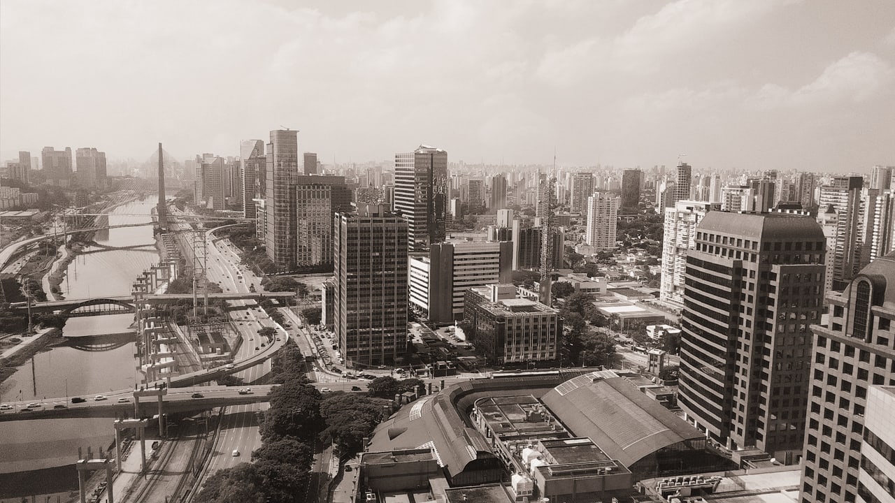 Vista aérea de São Paulo, com o rio e os prédios da cidade