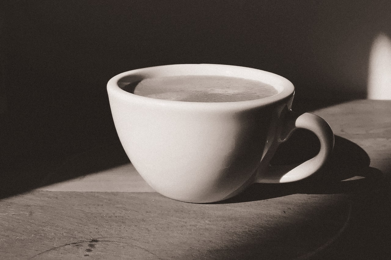Xícara de café sobre uma mesa de madeira