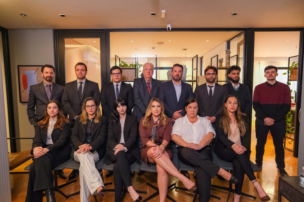Equipe da Trocoletti Advogados Associados reunida no escritório