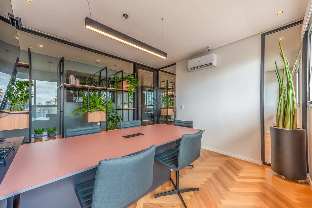 Sala de reunião principal, com mesa para dez pessoas