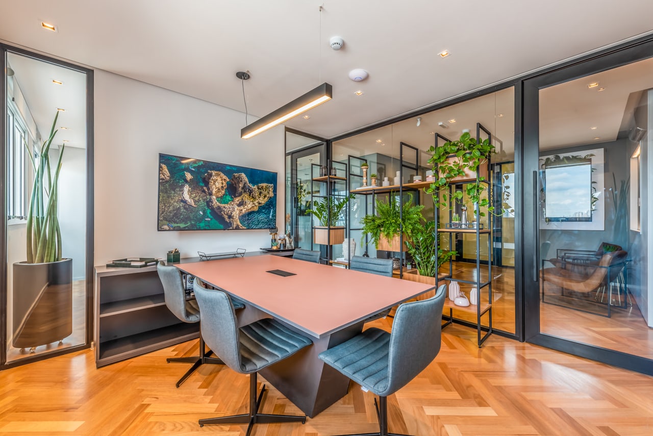 Sala de reunião menor, com estante e plantas
